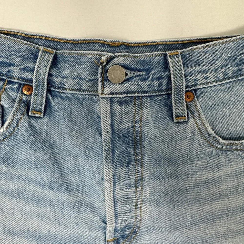 Levis Premium Denim Shorts Womens 28 Light‎ Wash Frayed Hem High Rise Button Fly